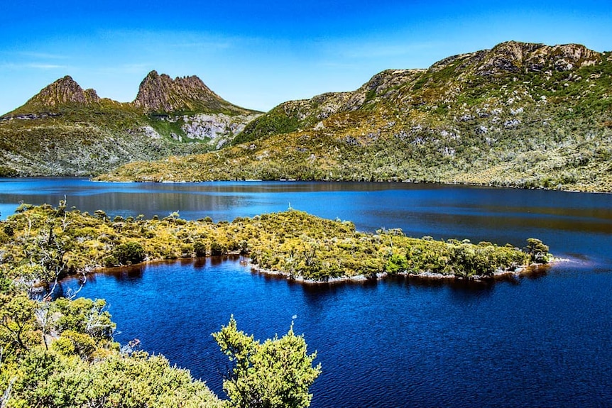 Cradle Mountain sits behind Dove Lake.