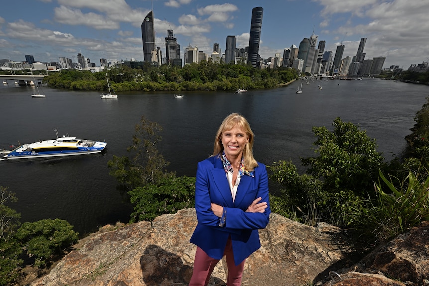 Cindy Hook, PDG des Jeux Olympiques et Paralympiques de Brisbane 2032, souriant avec le CBD en arrière-plan