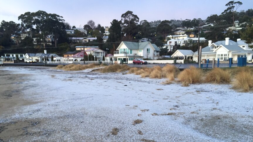 Snow on Kingston Beach