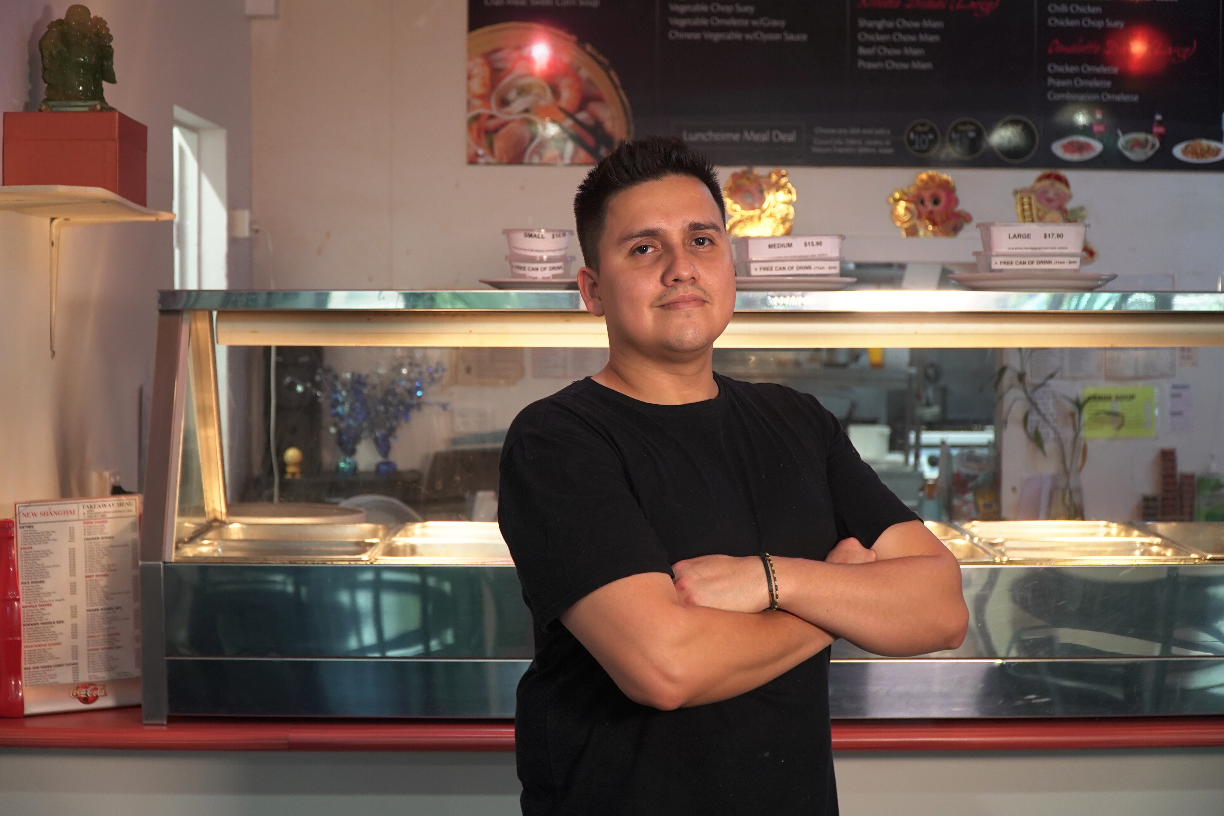 Restaurant temporarily shuts doors after alleged machete threat, carjacking