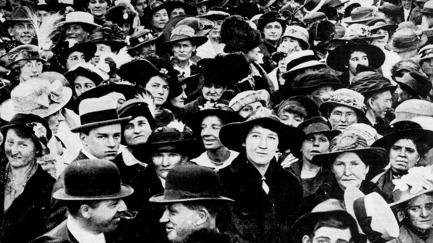 Black and white photo of a crowd of women standing outside NSW Parliament in 1917