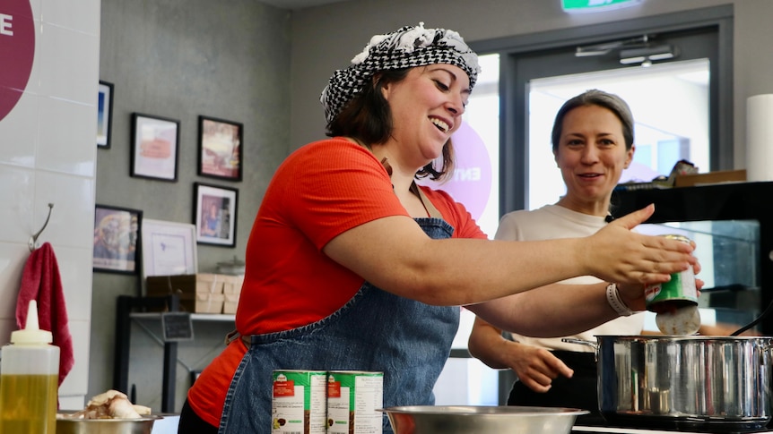 Die „Social Enterprise“-Küche des Perth-Chefkochs Chris Anca unterstützt benachteiligte Menschen mit Lebensmitteln