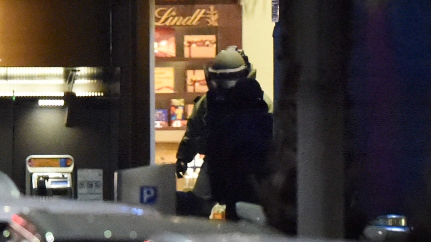 Bomb disposal expert leaves the cafe after Martin Place siege