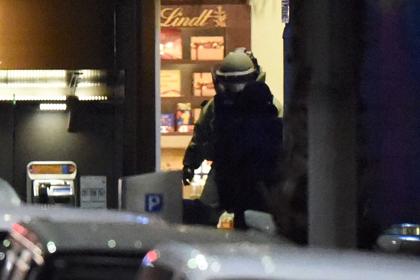 Bomb disposal expert leaves the cafe after Martin Place siege