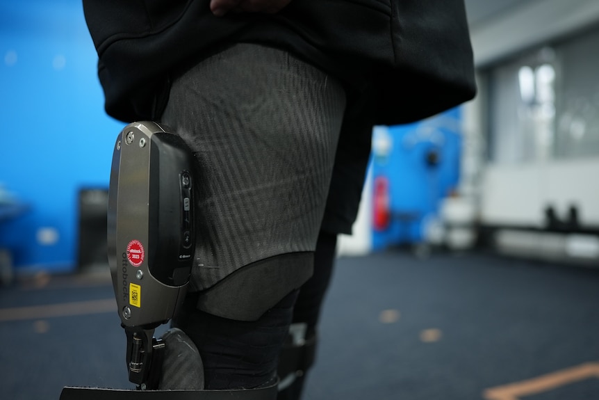 Close up of a computer-controlled leg brace above the knee.