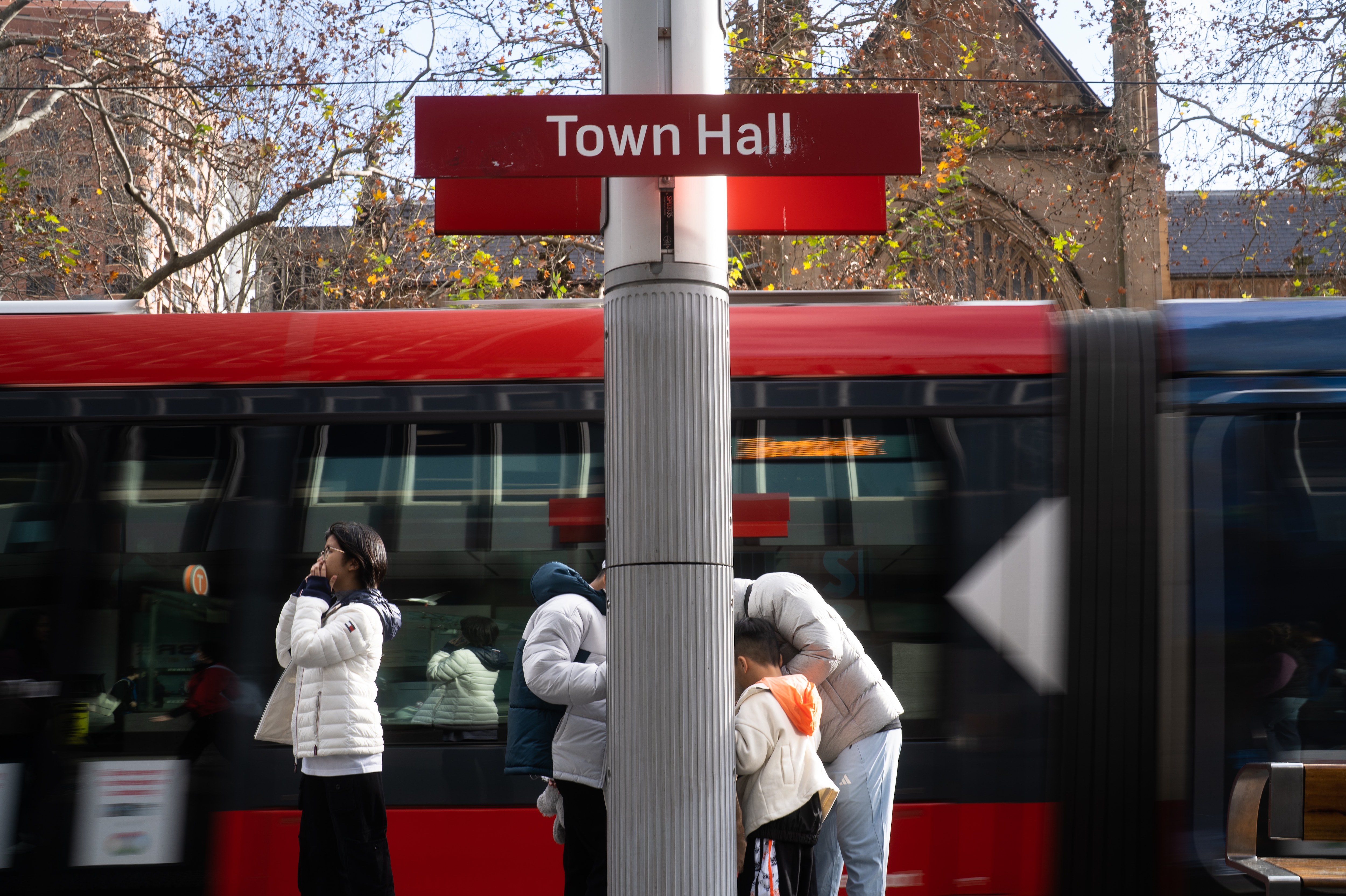 Várias pessoas vistas em um movimentado subúrbio de Sydney