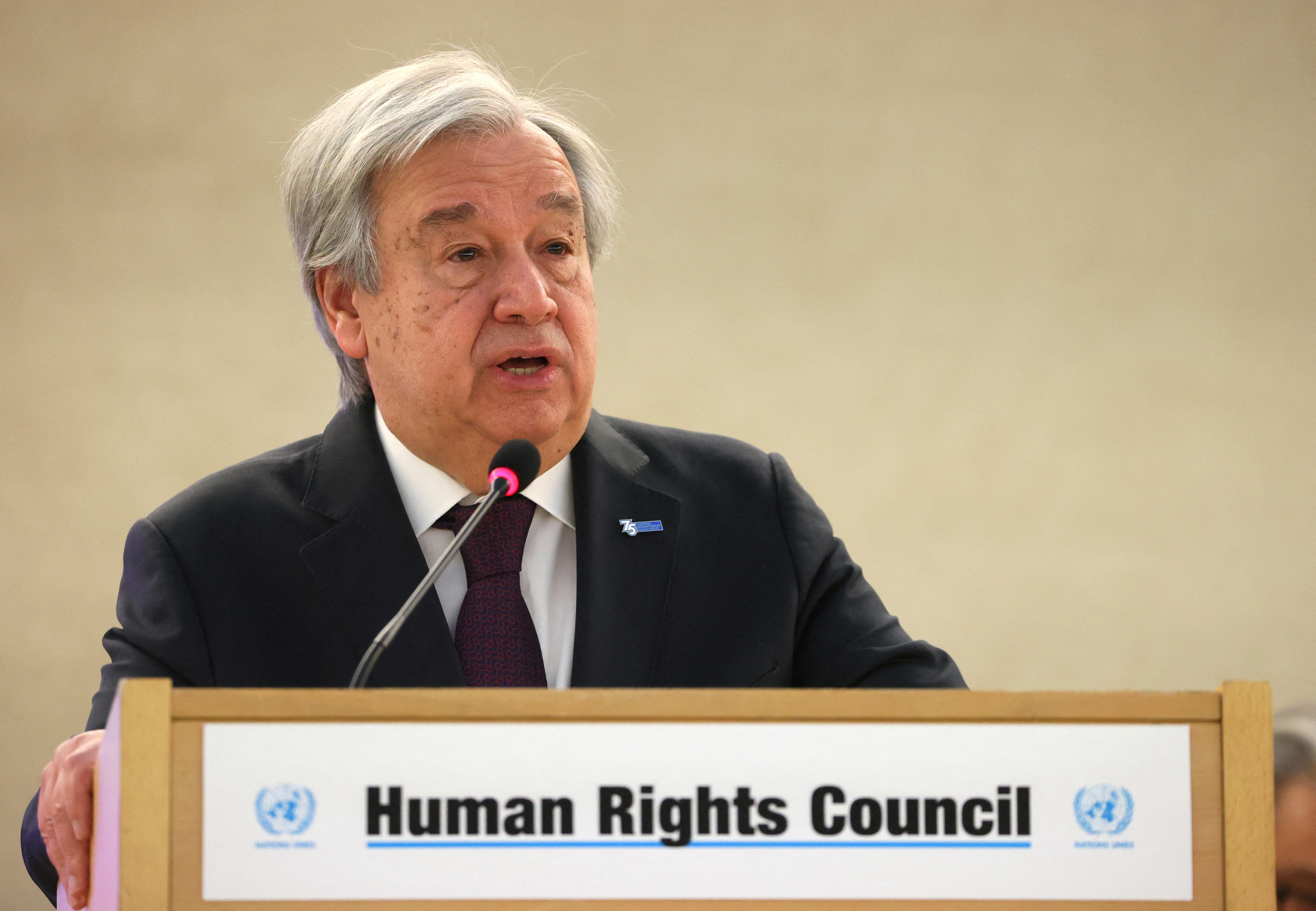 安东尼奥·古特雷斯在联合国大会的讲台上发表讲话人权理事会。” class=