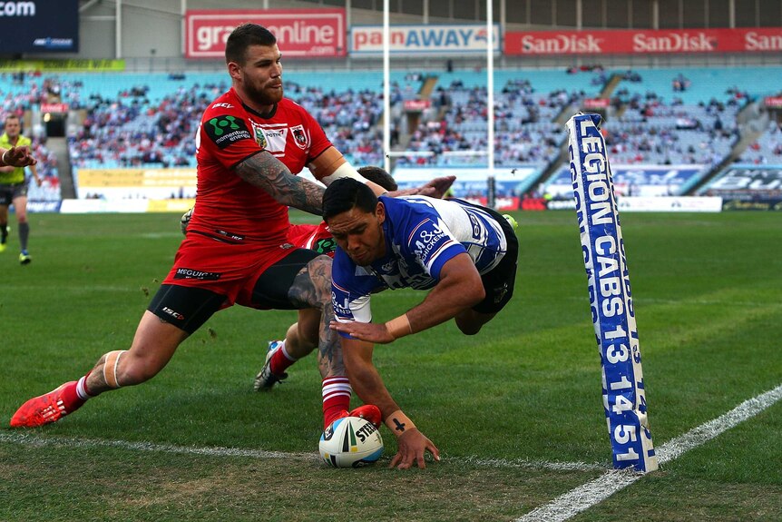 Curtis Rona scores try for Bulldogs against Dragons