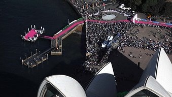 Huge crowds and a pink 'red' carpet await teen sailor Jessica Watson on her return to Sydney. (AAP/Dean Lewins)