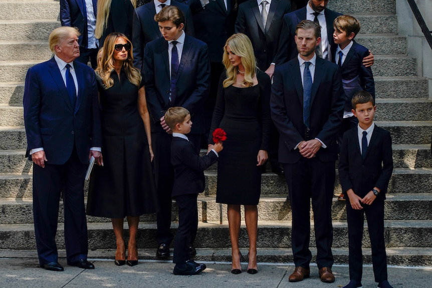 Donald e Melania Trump posano fuori dalla chiesa cattolica romana di St Vincent Ferrer con i membri della famiglia.