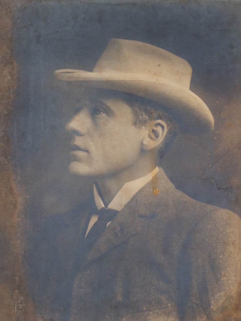 Black-and-white photograph of Banjo Paterson.