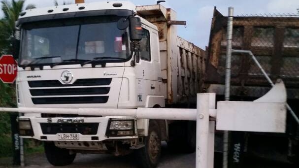 Protestors block the entrance to refugee accommodation on Manus Island with trucks