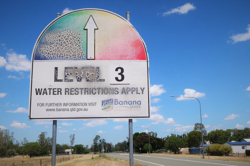 A water restriction sign, faded from the sun, displaying level three. 
