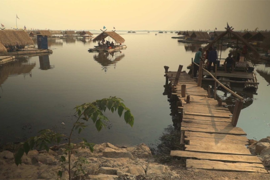 An image of a lake with bamboo rafts fed by the Huai Luang river.