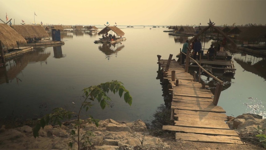 An image of a lake with bamboo rafts fed by the Huai Luang river.