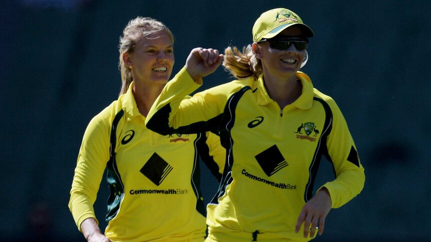 Kristen Beams (L) celebrates with Australia captain Meg Lanning after bowling Erin Bermingham.