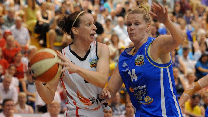 Townsville Fire's Rachael McCully (L) and Bendigo Spirit's Chelsey Aubry in 2014 WNBL grand final.