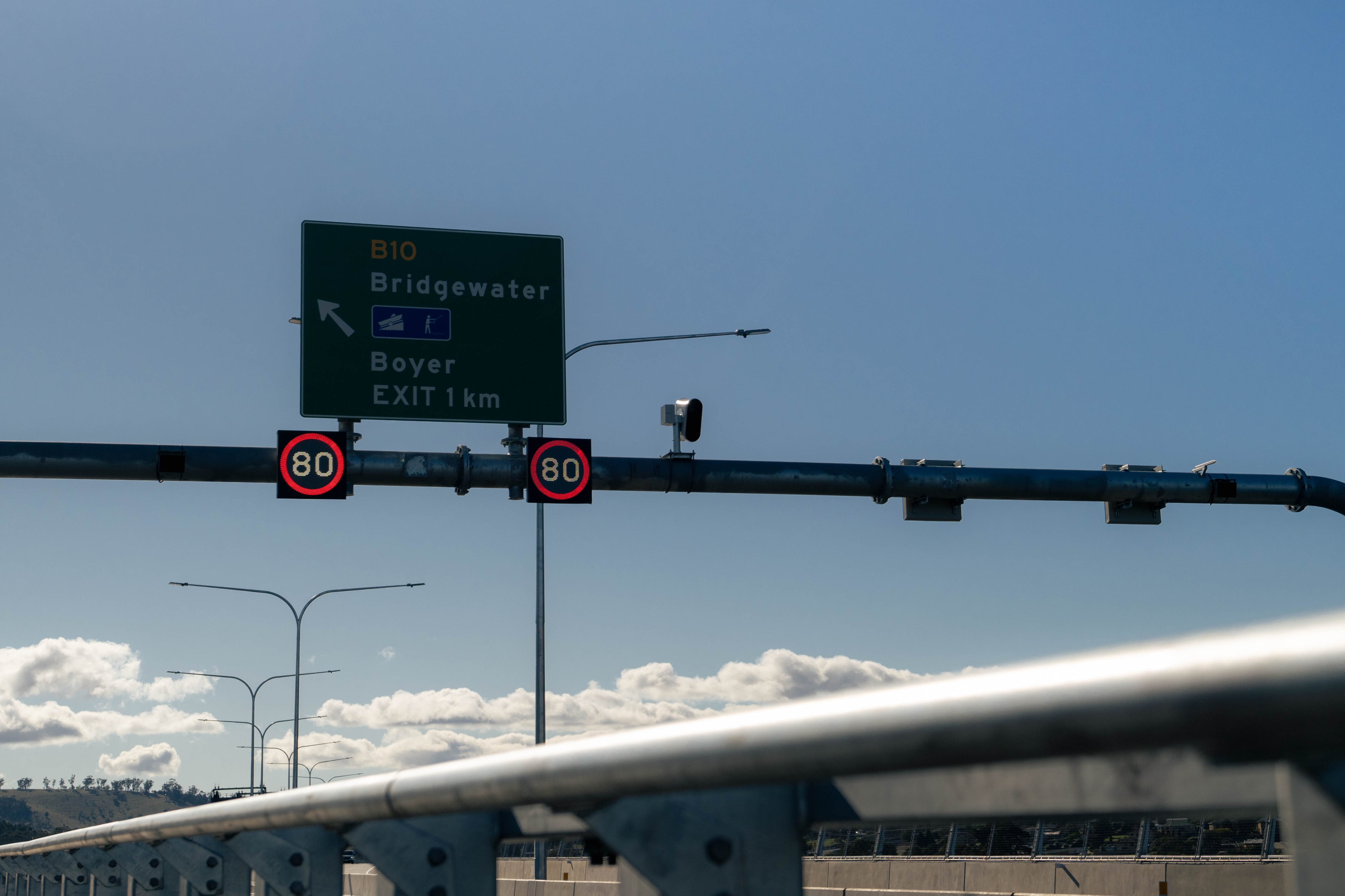 Señales de velocidad y un letrero en la calle que dice “salida de Bridgewater”.
