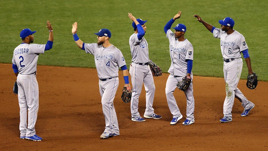 Royals Beat Giants 3-2 to Take 2-1 World Series Lead - WSJ