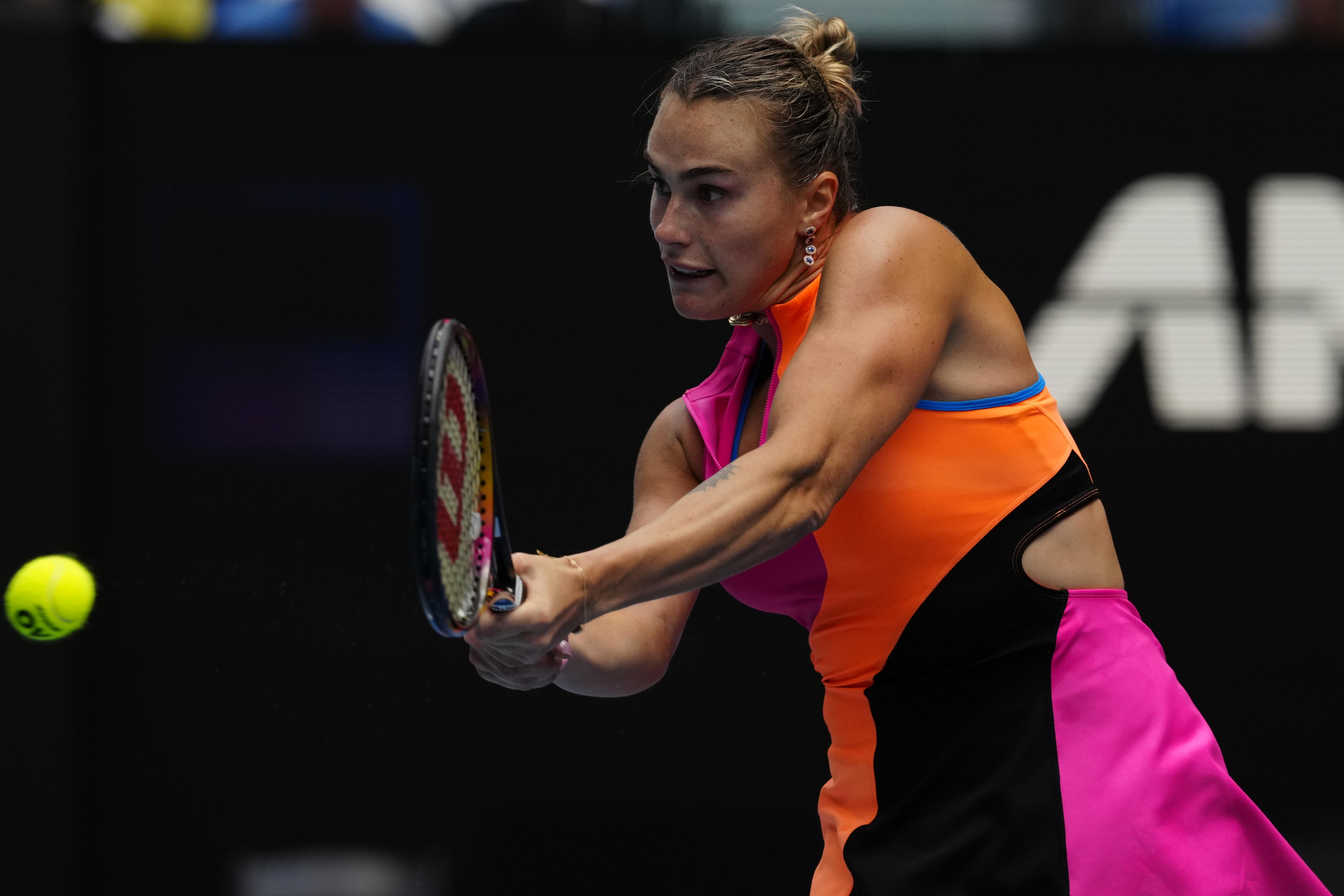 Aryna Sabalenka juega de revés en el Abierto de Australia.