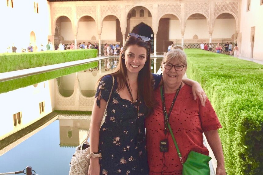 Deux femmes, mère et fille, devant le palais de l'Alhambra dans le sud de l'Espagne 