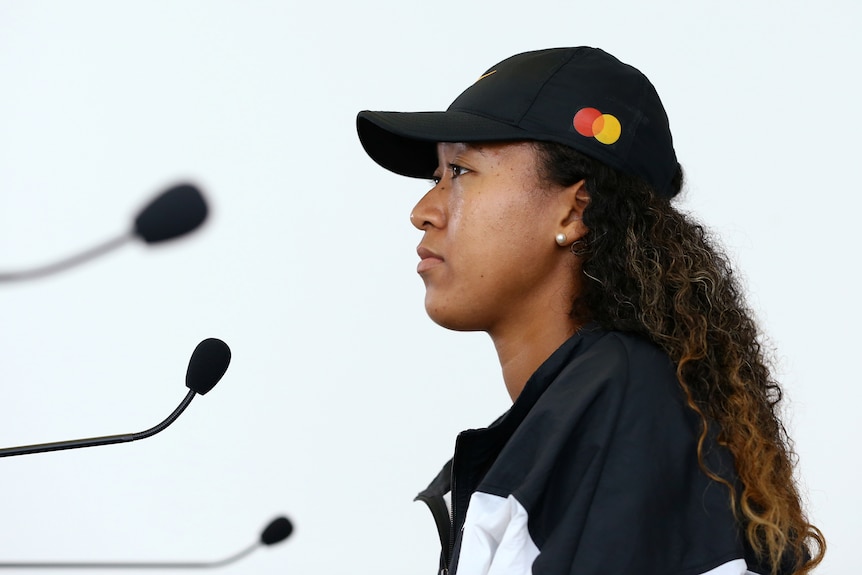   娜奥米·大阪（Naomi Osaka）在对阵奇基·贝滕斯（Kiki Bertens）的八分之一决赛中退出比赛后，在意大利罗马举行的新闻发布会上。