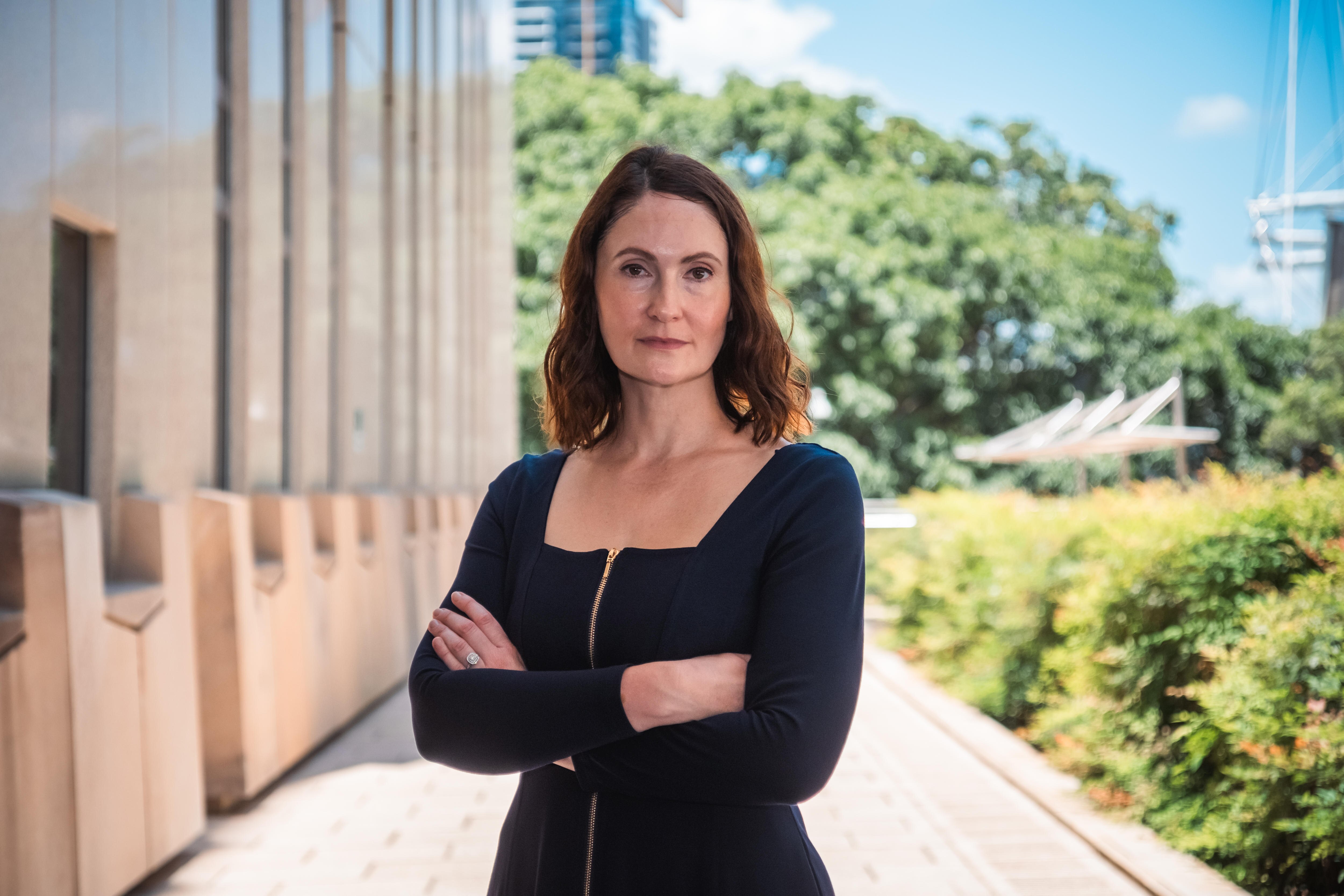 JGA Saddler의 Rebecca Jancauskas 이사가 브리즈번 연방 법원 밖에 서 있습니다.