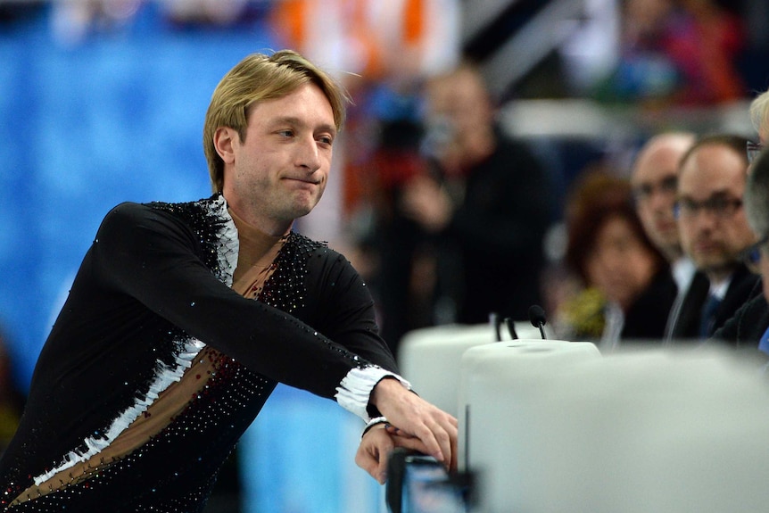 Calling time ... Yevgeny Plushenko  announces to the judges his withdrawal from the figure skating short program