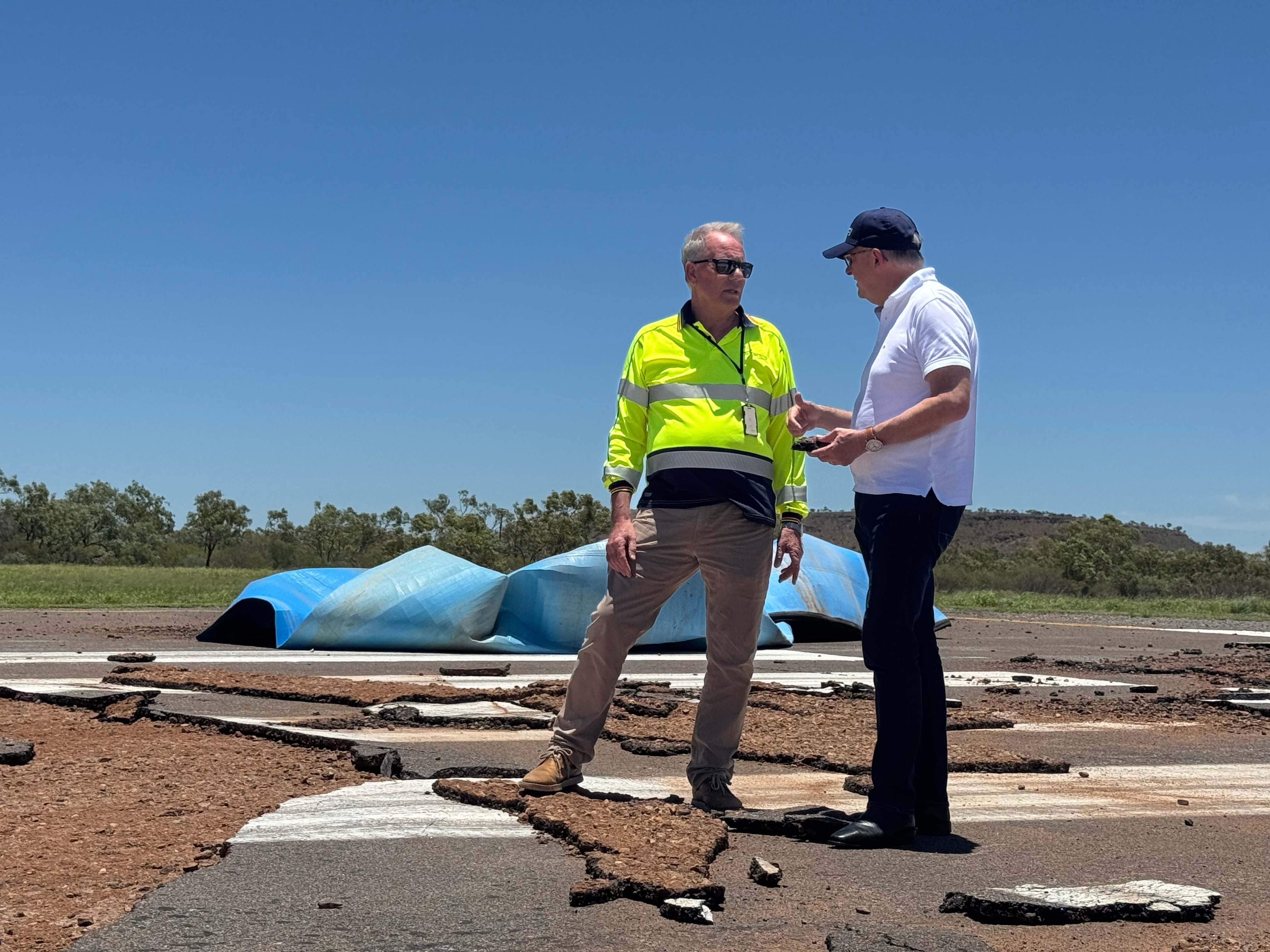 dois homens conversando sobre concreto quebrado