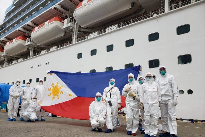 WN Filipina Meninggalkan Kapal