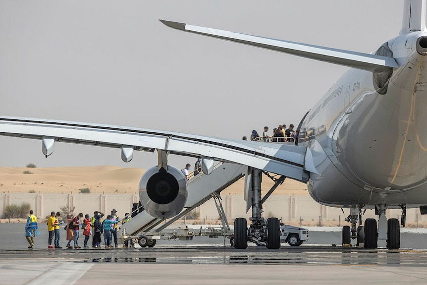 数百名阿富汗人乘坐澳大利亚军机撤离首都喀布尔。