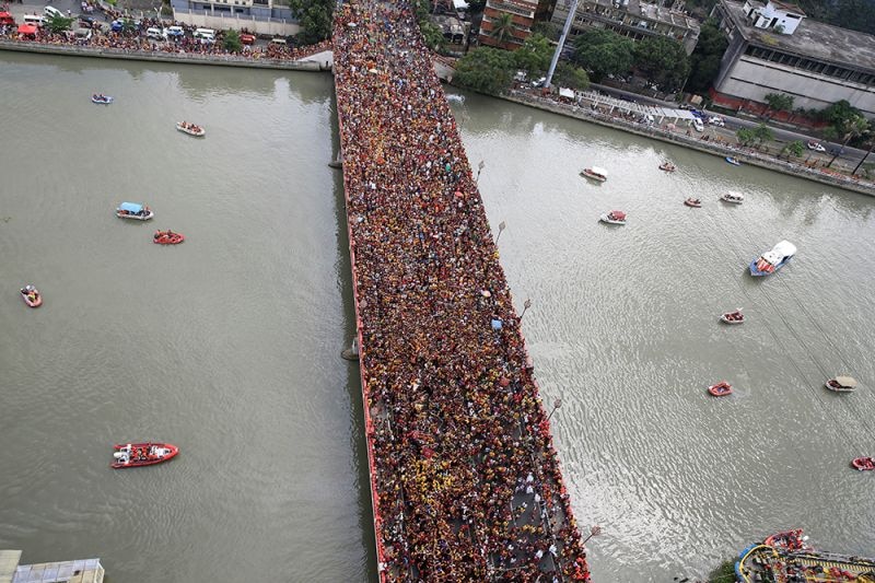 Thousands of Catholics on a bridge in Manila