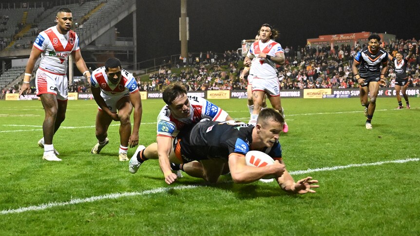 Alex Lobb scores for the Tigers against the Dragons