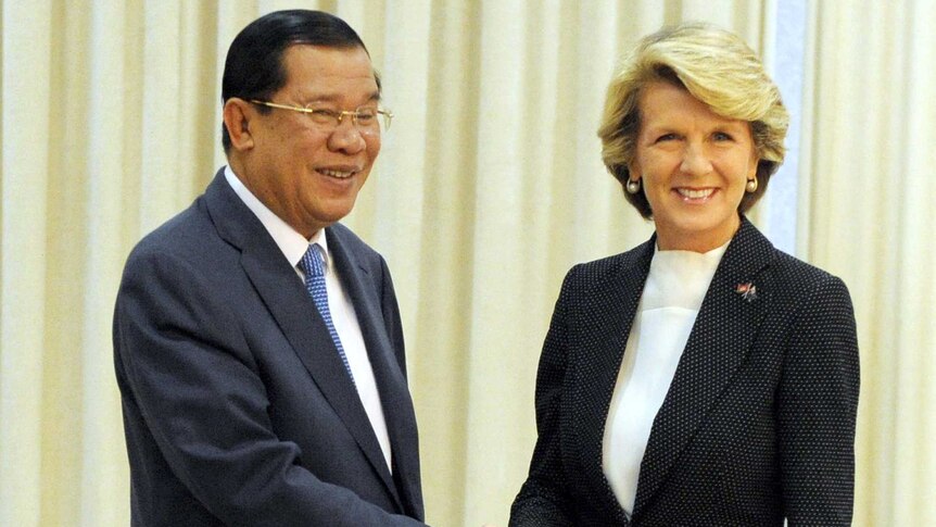 Cambodian prime minister Hun Sen (L) shakes hands with Australian Foreign Minister Julie Bishop at the Peace Palace in Phnom Penh