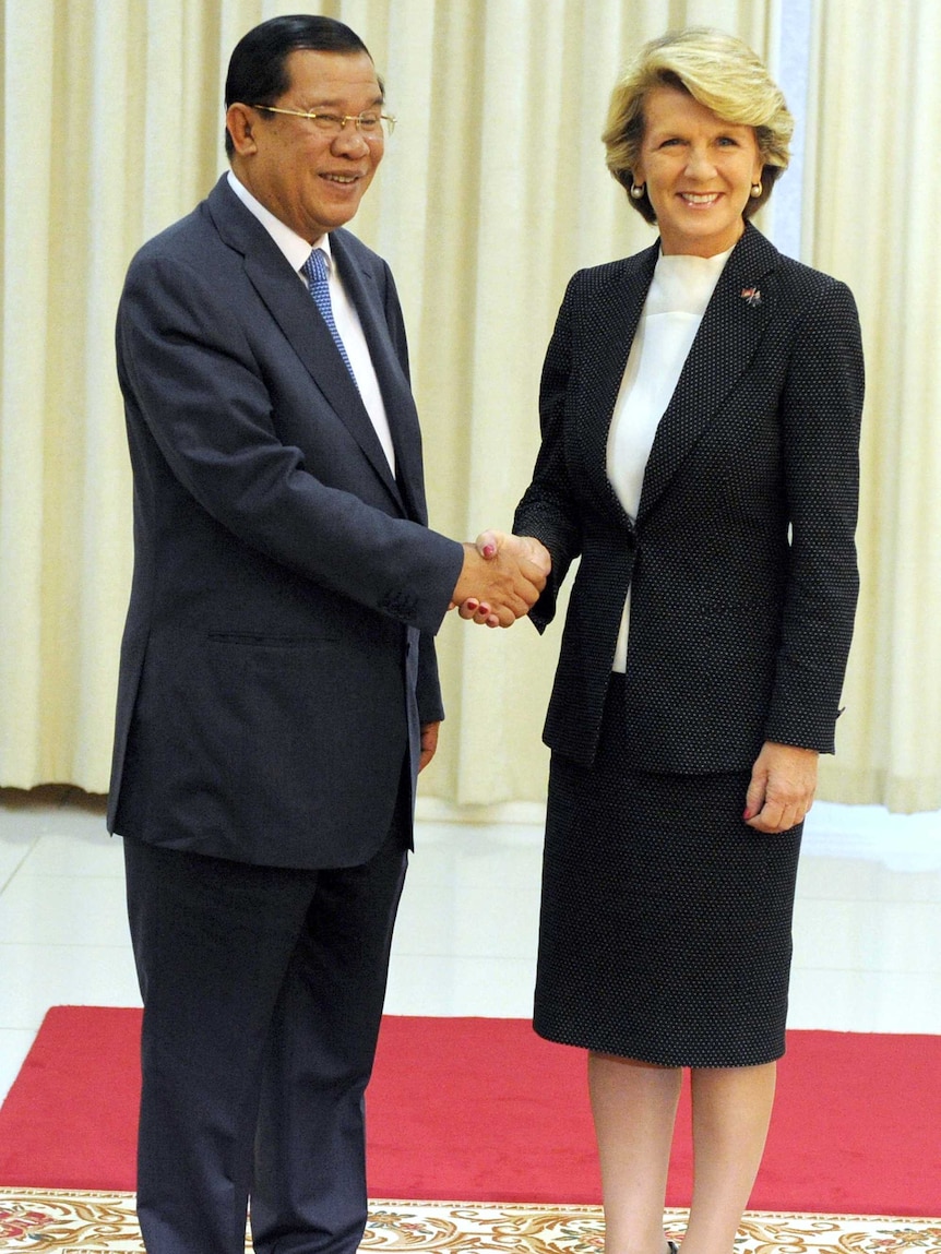 Cambodian prime minister Hun Sen (L) shakes hands with Australian Foreign Minister Julie Bishop at the Peace Palace in Phnom Penh