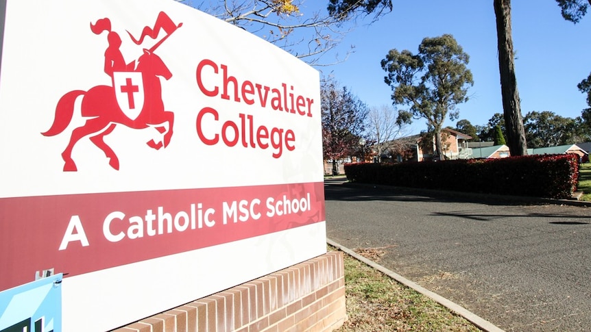 A sign with a stylised horseman that reads "Chevalier College".