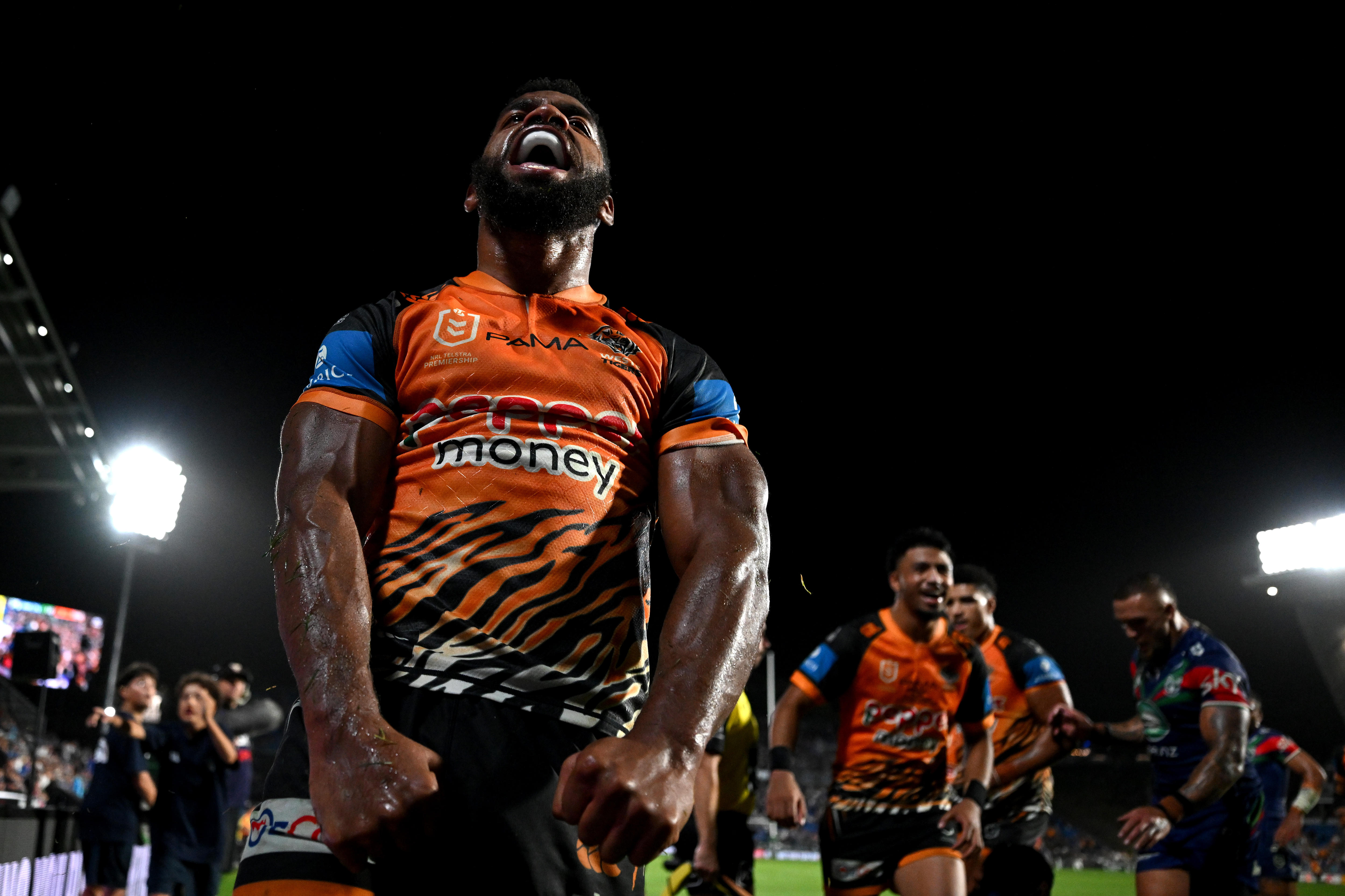 Sunia Turuva comemora após marcar um try 