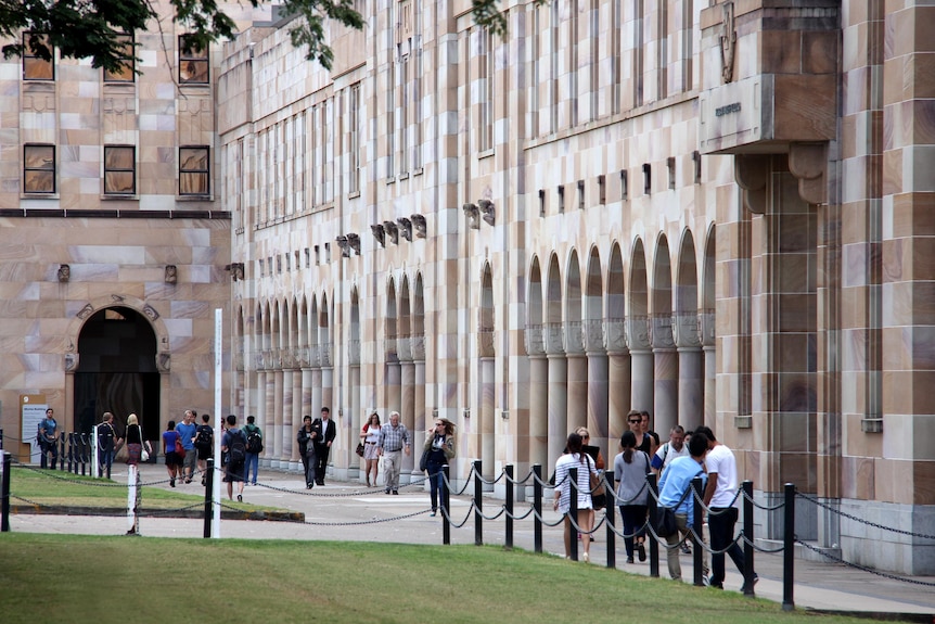 学生穿行在昆士兰大学校园。