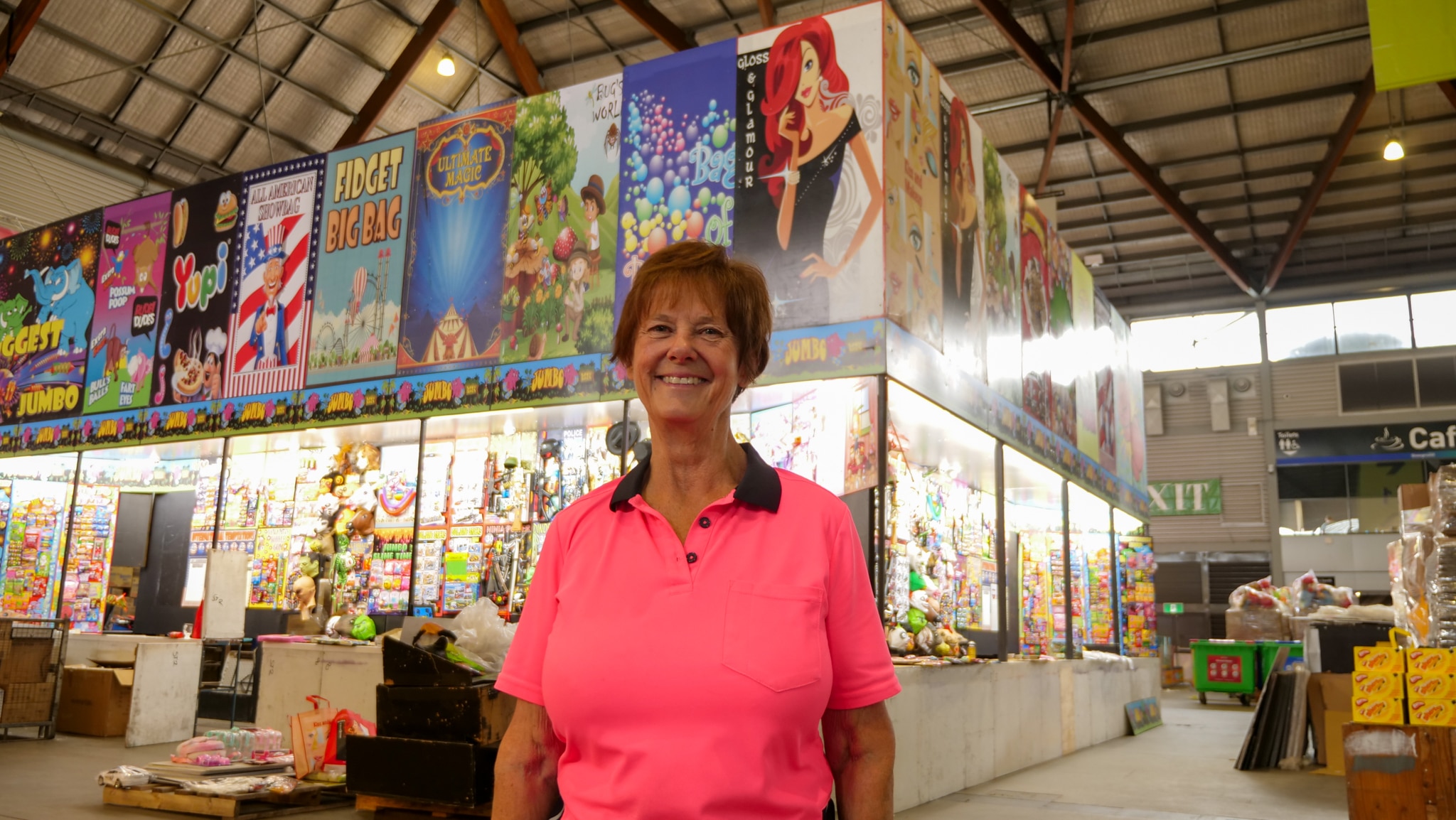 Una mujer vestida con colores neón delante de su stand en el pabellón RSES