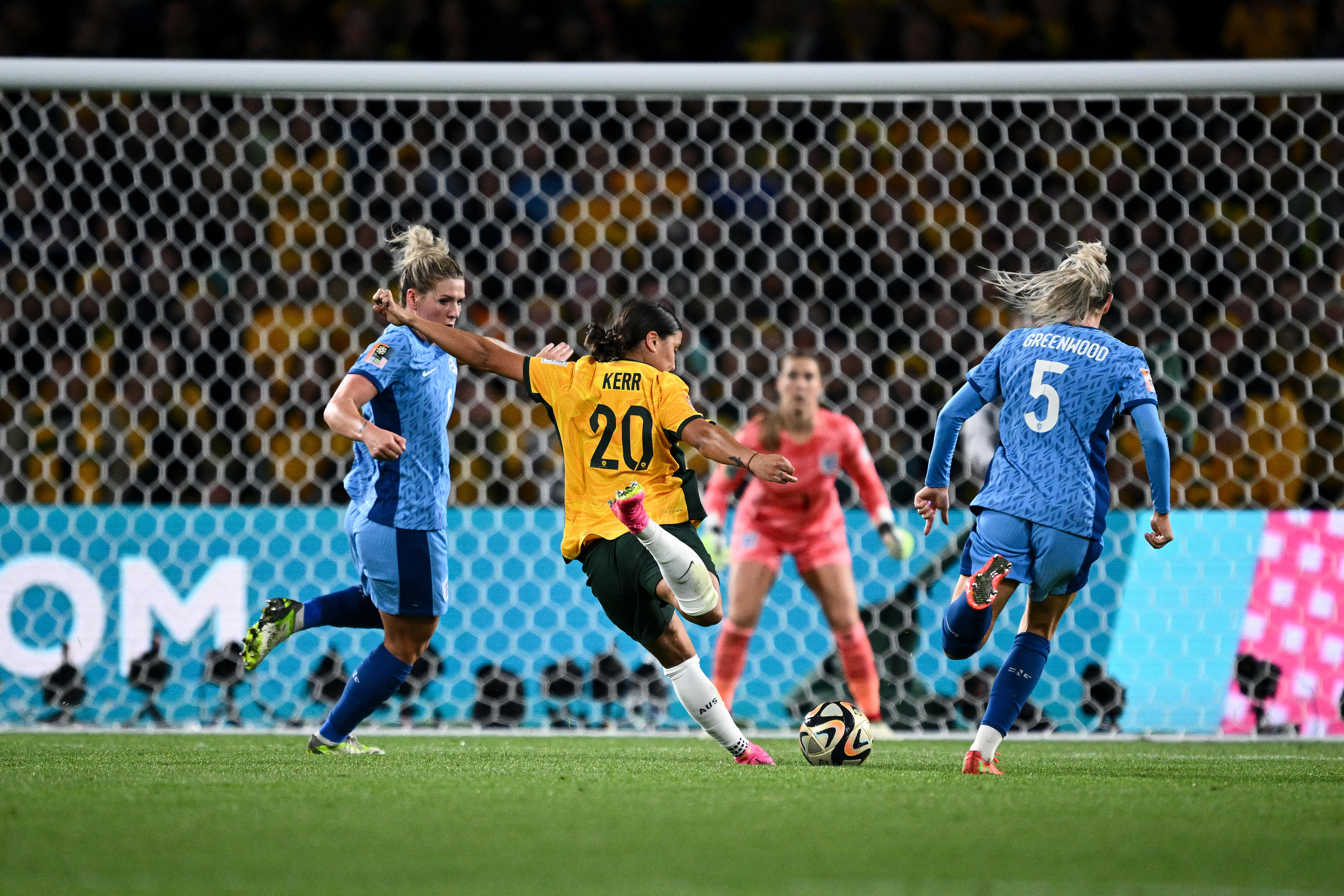 Sam Kerr chuta de longa distância contra a Inglaterra.