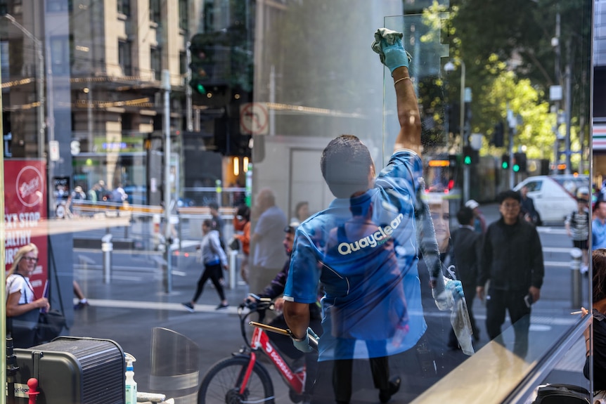 Photo of a man cleaning a window at Southern Cross Station