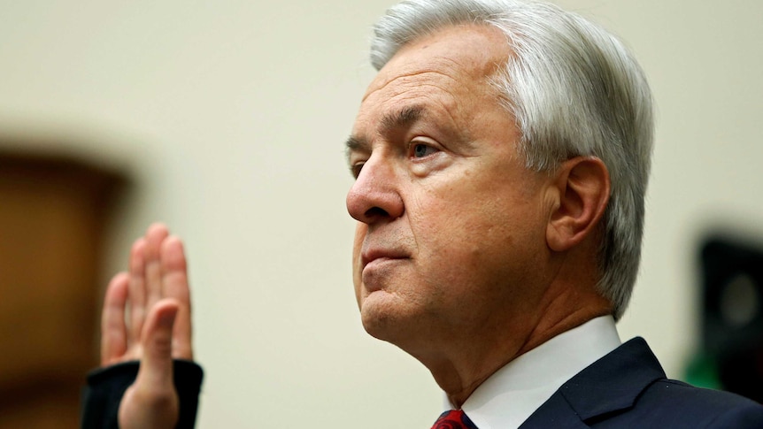 Wells Fargo chief executive John Stumpf raises his right hand while being sworn in at House Financial Services Committee