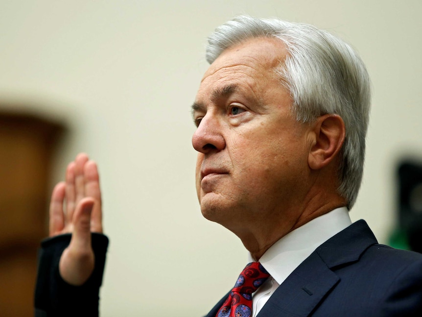 Wells Fargo chief executive John Stumpf raises his right hand while being sworn in at House Financial Services Committee