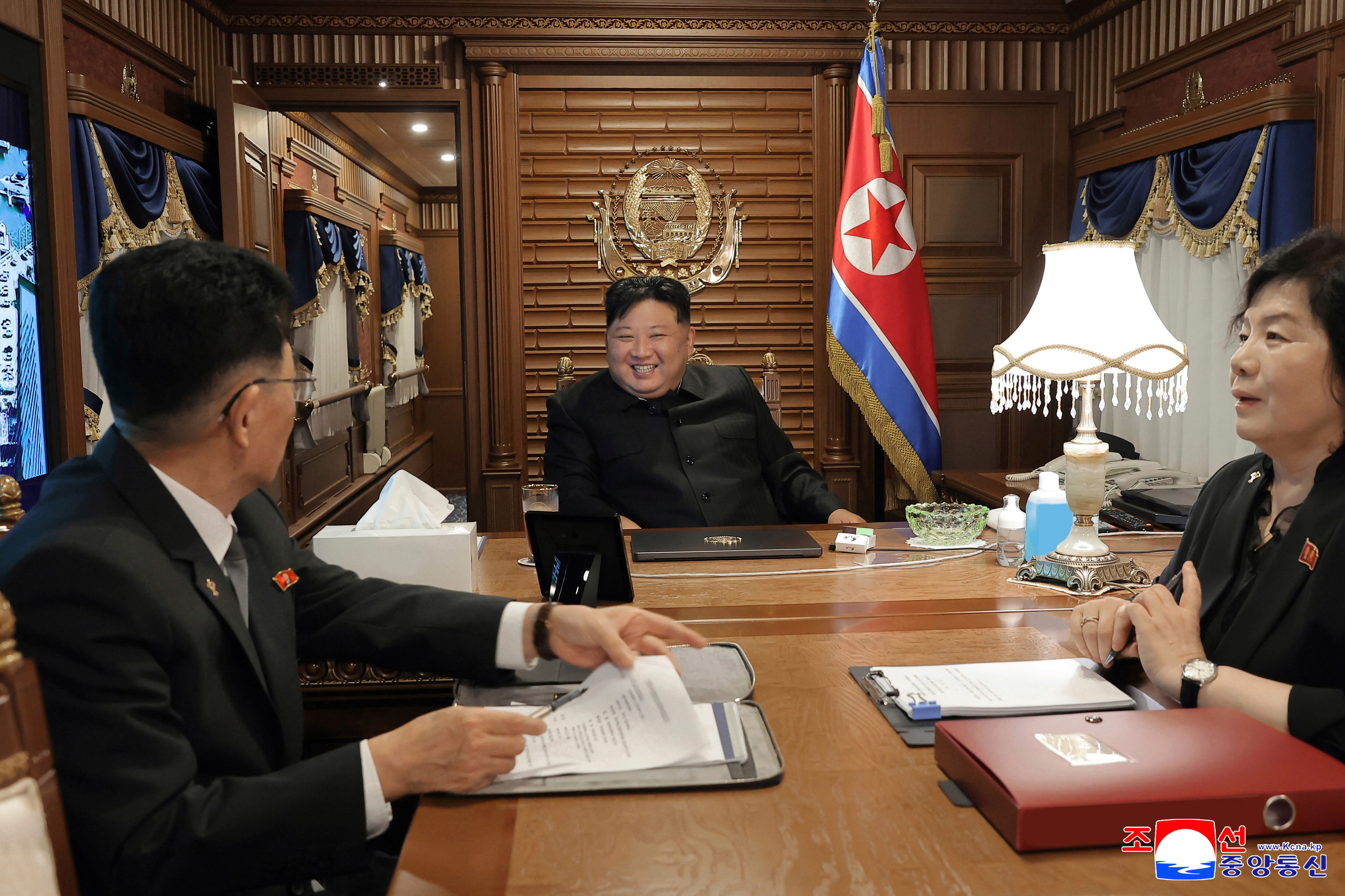 陪同金正恩出访的有朝鲜劳动党中央委员会书记赵甬元、劳动党中央委员会书记金德训、朝鲜外长崔善姬。