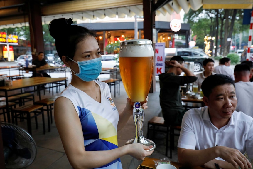 专家称越南快速的疫情控制速度是一些中国工人选择赴越南的原因。