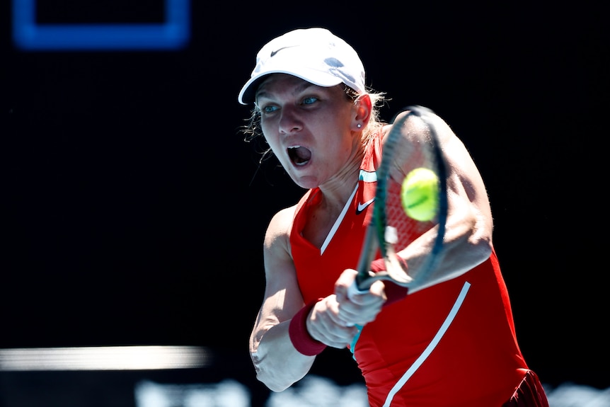 Rumuński tenisista uderza backhandem podczas Australian Open.