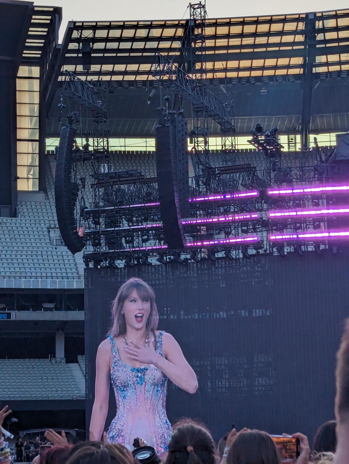 taylor swift reacting to crowd numbers