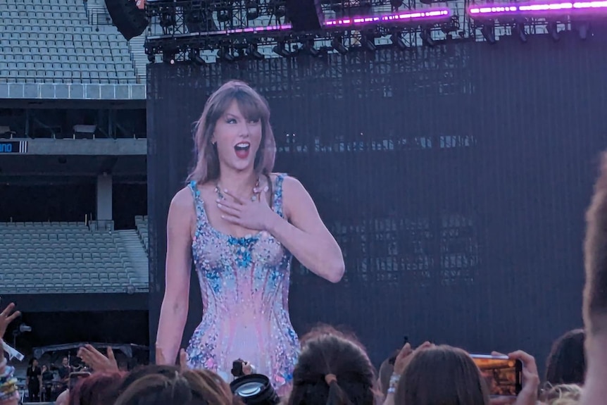 taylor swift reacting to crowd numbers