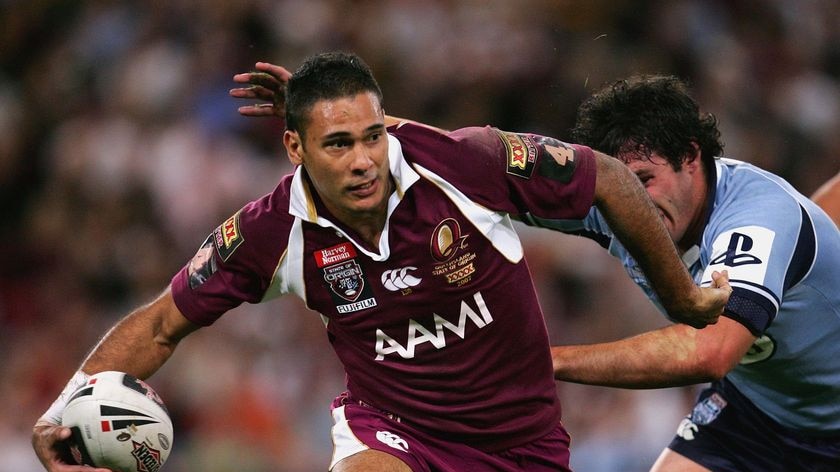 Justin Hodges breaks through the Blues defence