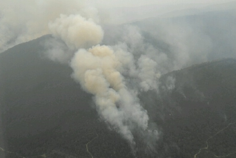 The view of a smoky fire from out of a plane.